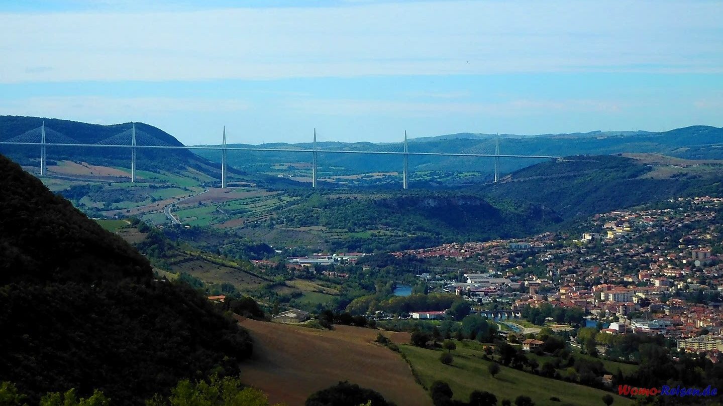 Blick zum Viaduc de Millau, Auvergne, Frankreich